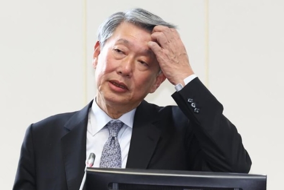 台“經濟部長”打包票台美談判“可以放心” 台網友：一聽這話就怕！