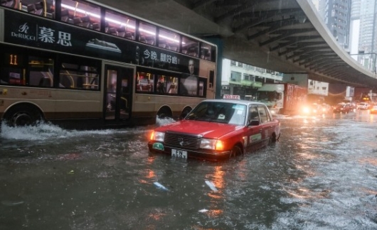 香港8天內4度發“黑雨”多處水浸須關閉地鐵口